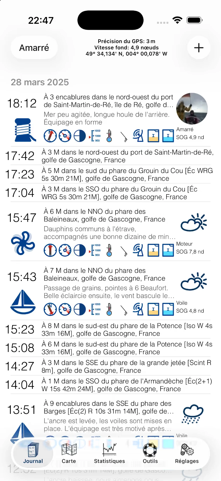 Onglet Log avec les entrées d’une journée de navigation — iOS, Hell
