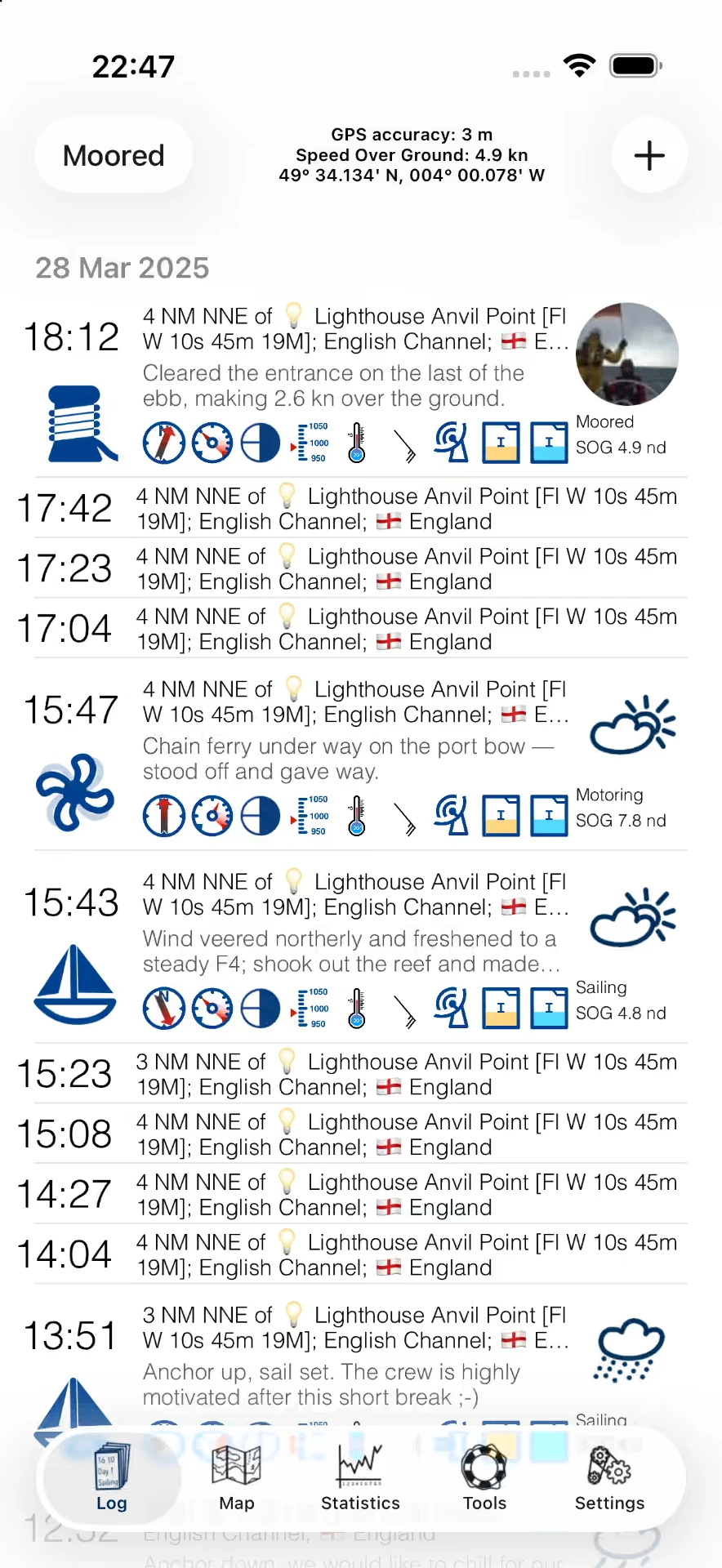 Pestaña Log con las entradas de una jornada de navegación — iOS, Hell