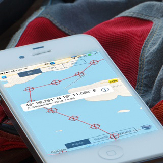 Immagine iPhone che mostra un percorso registrato vicino alla costa croata in Dalmazia. È selezionato un waypoint.